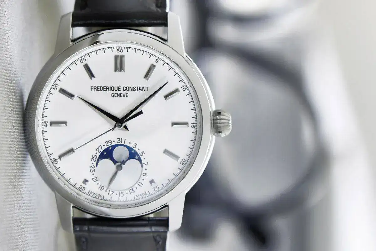 rederique-Constant-Classic-Manufacture-Moonphase-5.webp