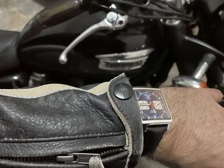 Relacion entre objetos neoclasicos de la relojeria y el motociclismo, en este caso, un reloj ...webp