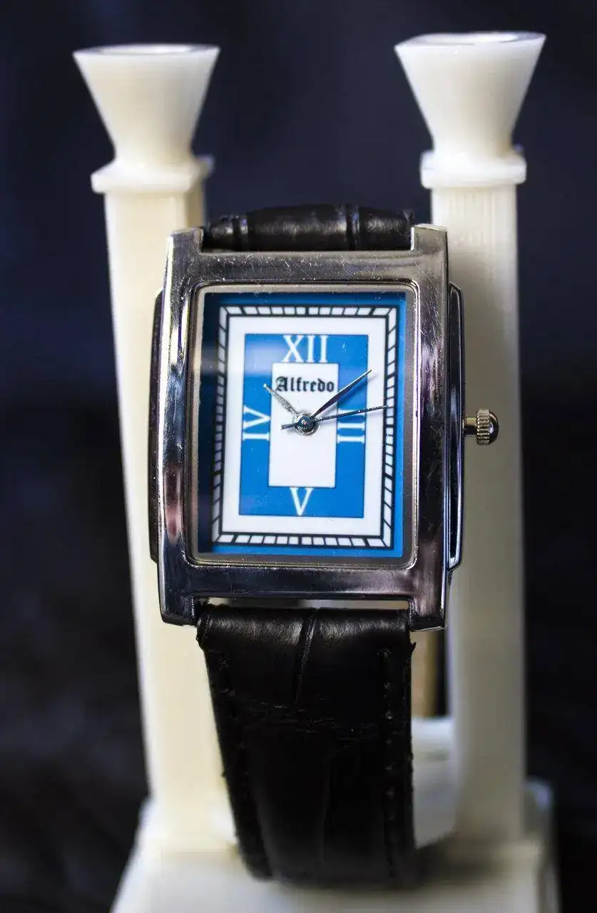 Reloj cuadrado azul 01.webp