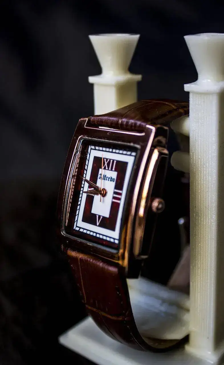 Reloj cuadrado caoba 01.webp
