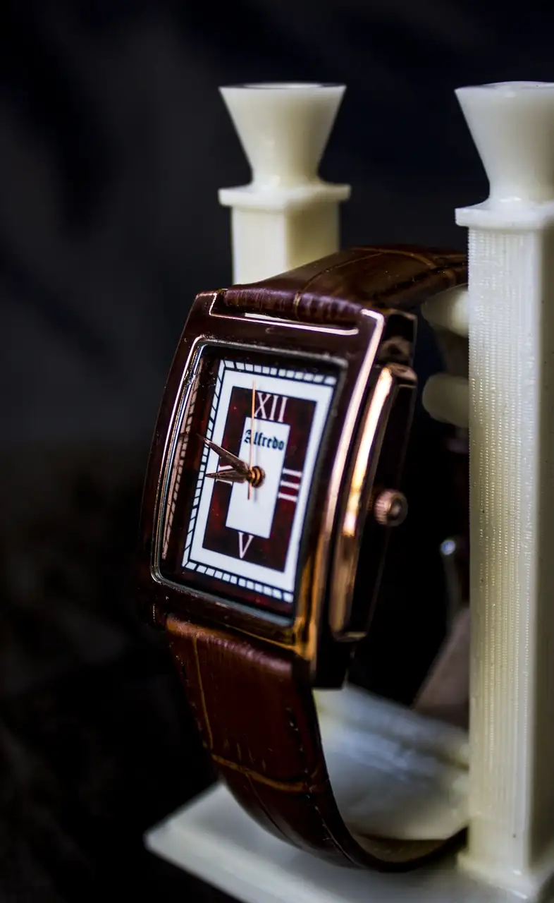 Reloj cuadrado caoba 01.webp