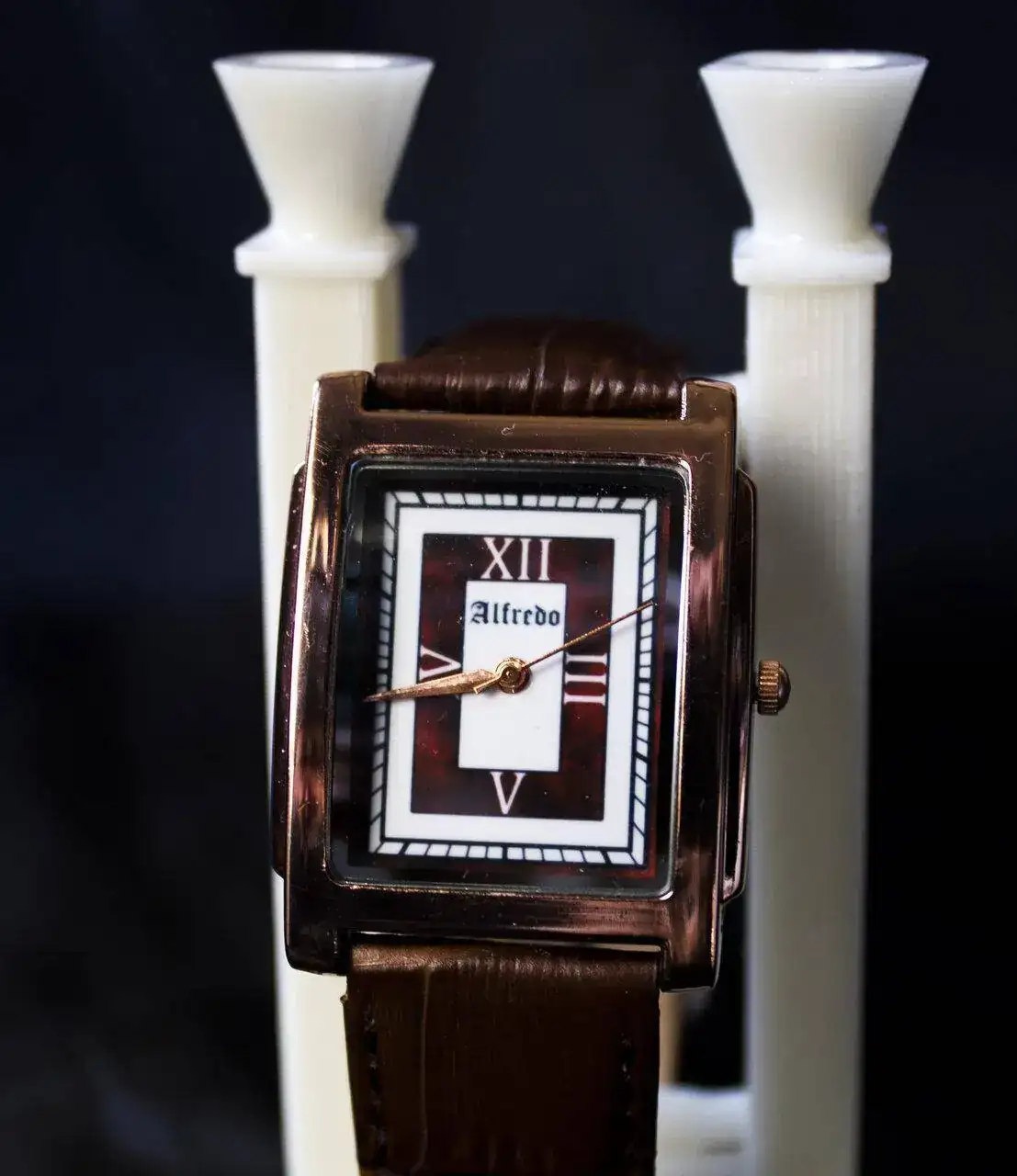 Reloj cuadrado caoba 02.webp