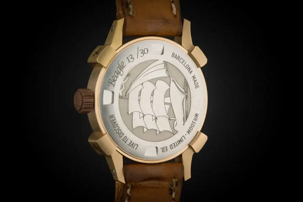 reloj-de-bronce-verde-gravado-1030x687.webp