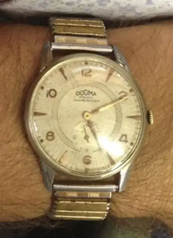reloj dogma oro.webp