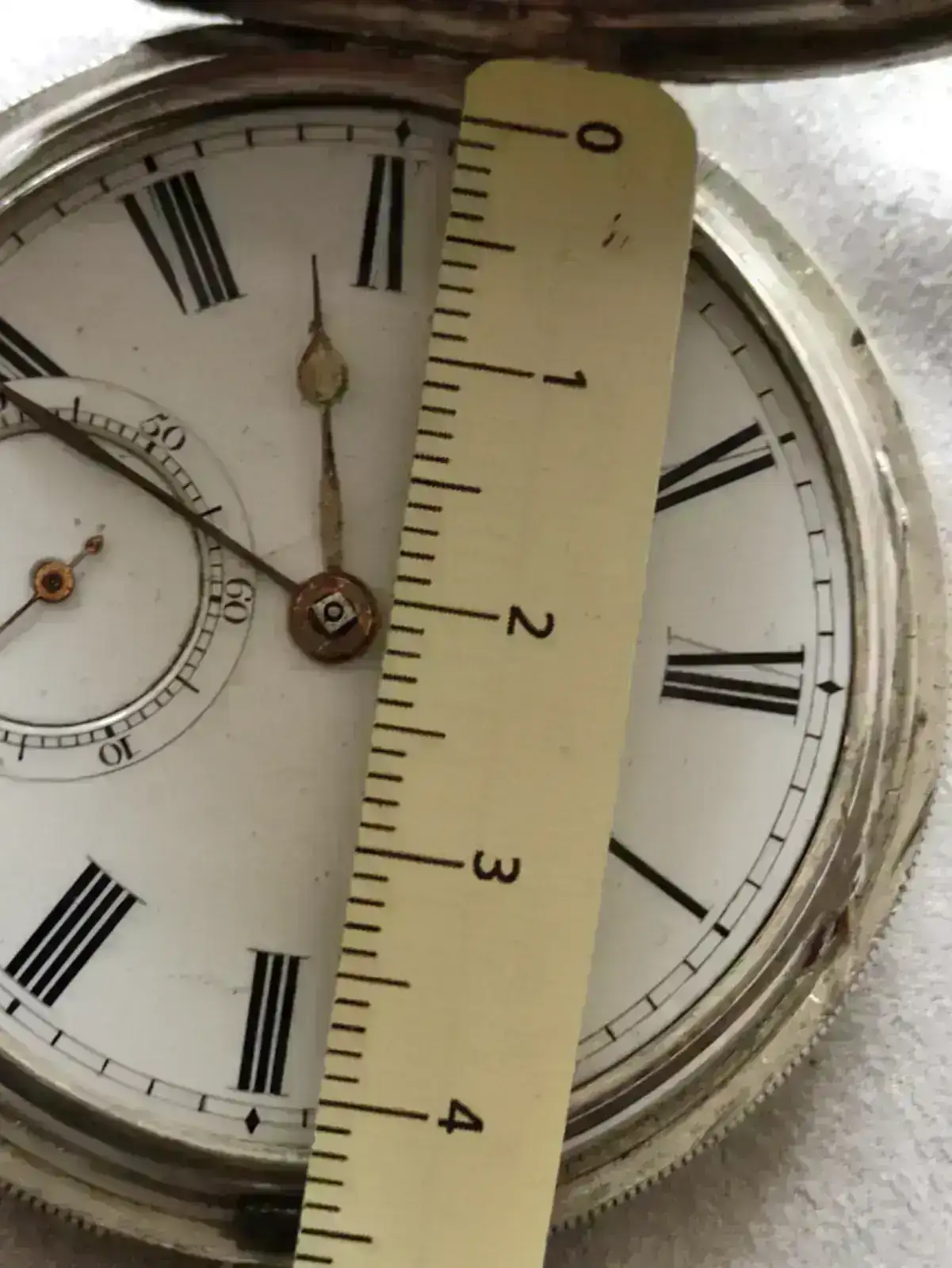 reloj entero y bisel .webp