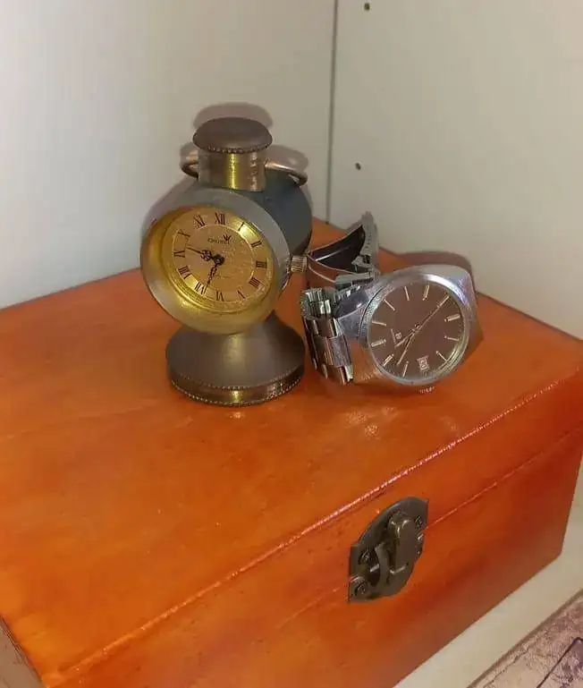 Reloj Farol y Dolmaru.webp