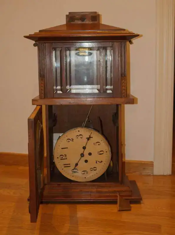 reloj general con mueble.webp