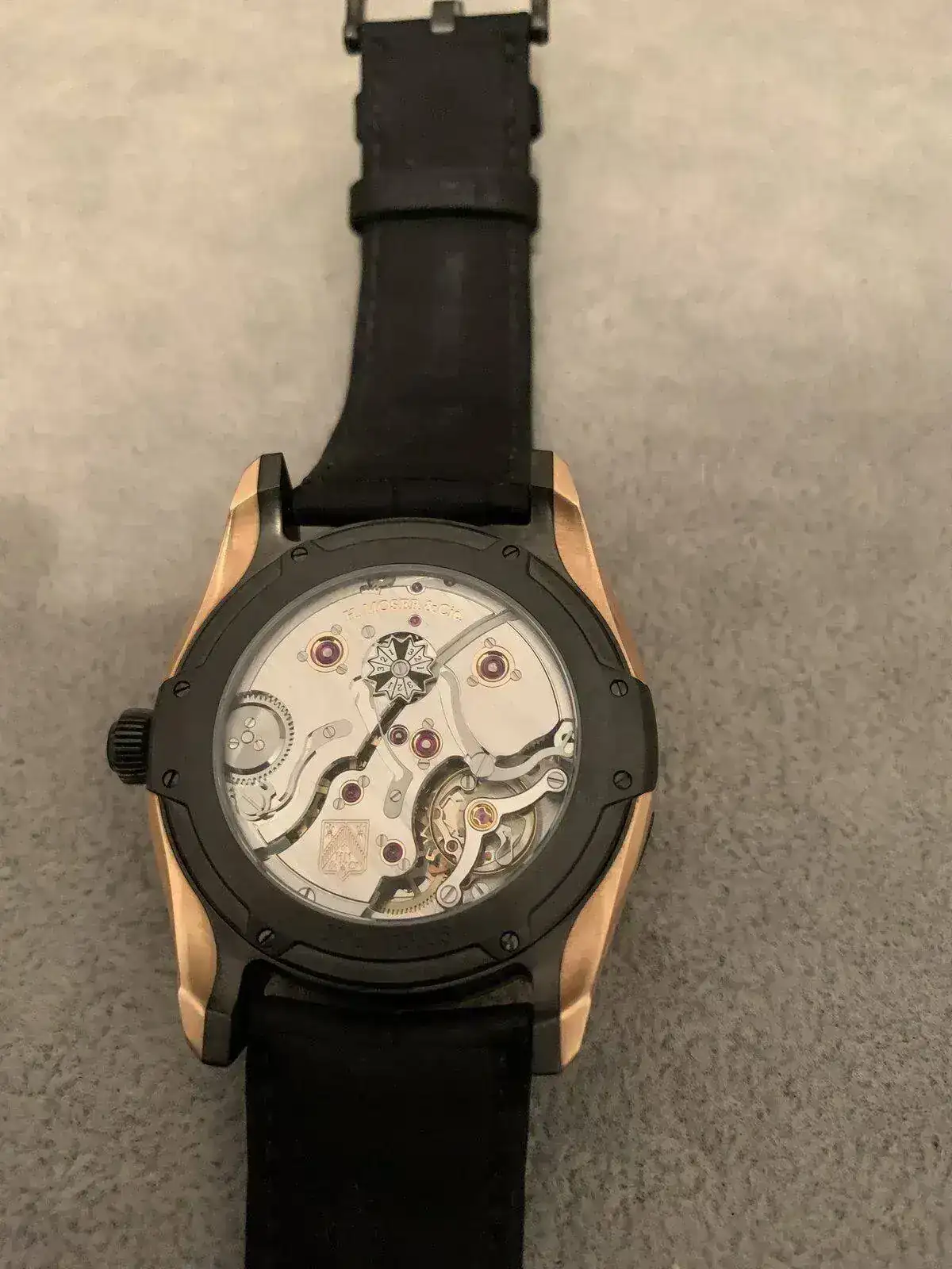 Reloj H Moser Calendario Perpetuo trasera.jpg