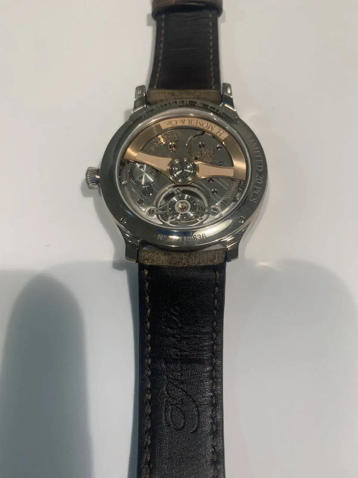 Reloj H Moser Tourbillon trasera.jpg