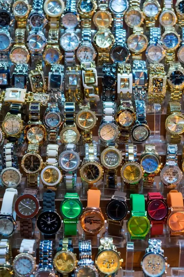 relojes-baratos-en-bazar-magn%C3%ADfico-46245795.webp