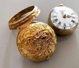 Repousse pair case gold-1770.webp