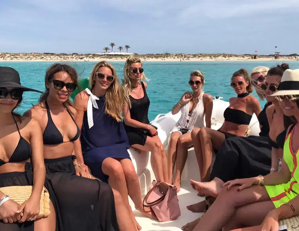 restaurante-formentera-juan-y-andrea-chicas-barco.webp