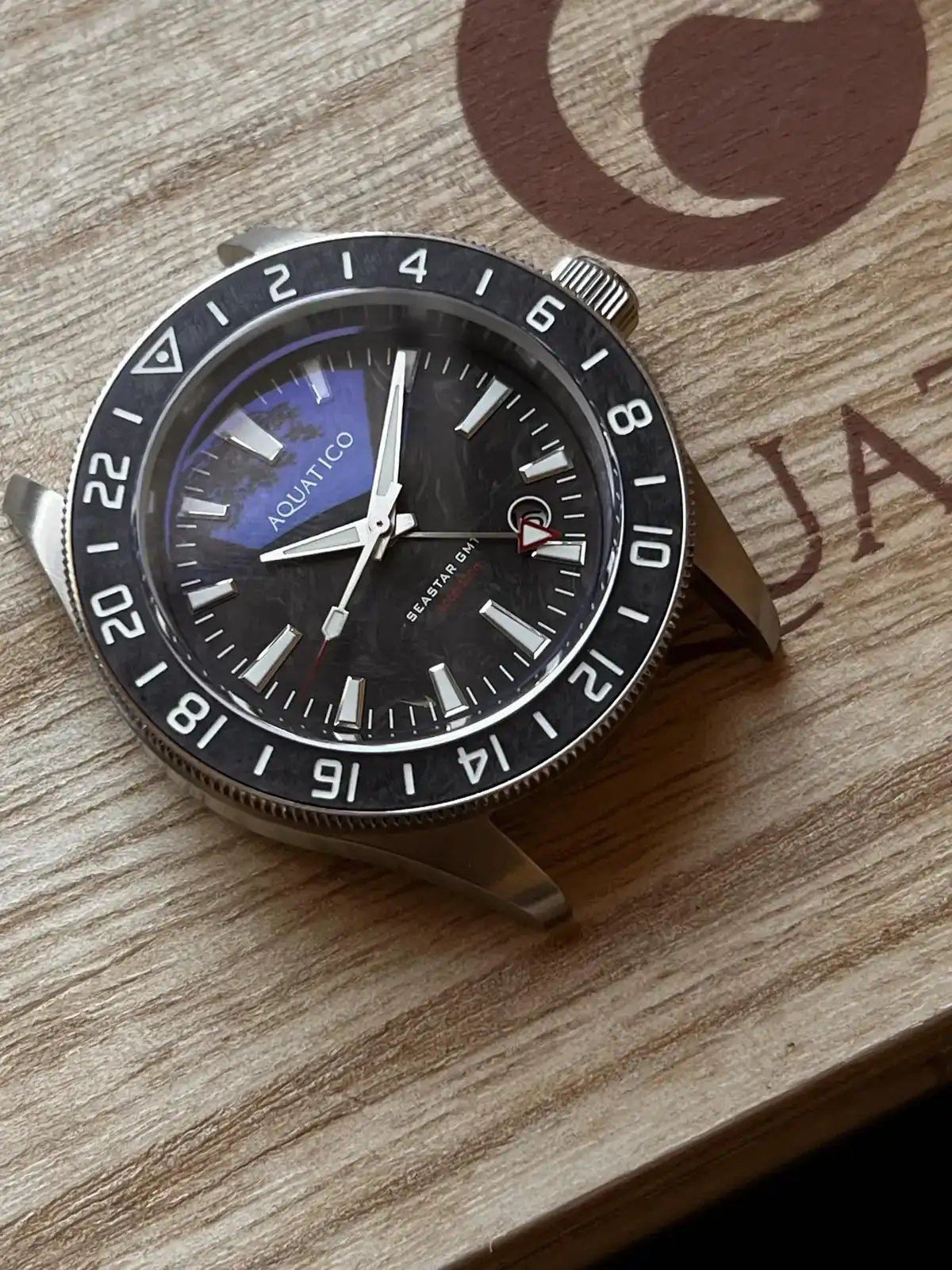 review-aquatico-seastar-gmt-carbon-dial-and-bezel-v0-aqf4fwxnbm1d1.webp