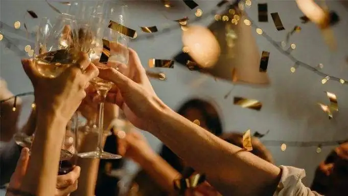 rganizar-un-brindis-navideno-en-la-oficina-681x383.webp