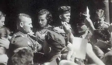RIEFENSTAHL SIGNS AUTOGRAPHS AT A PREMIERE OF TAG DER FREIHEIT ! (1935).webp