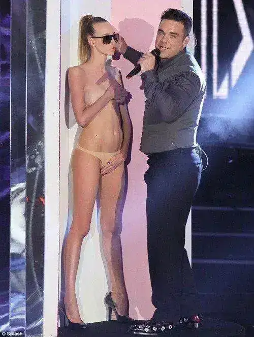 robbie-williams-con-una-mujer-desnuda-1-.webp