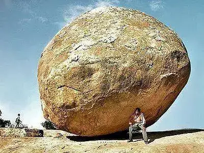 roca_gigante_www_Humor12_com.webp