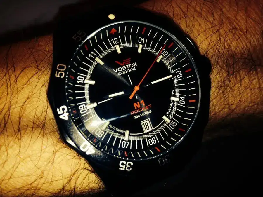 El nuevo Rocket N1 tritium recibido ayer. Monta NH35A en vez de NH25A, por lo que tiene parada de segundero y remonte manual. ¿Que os parece?