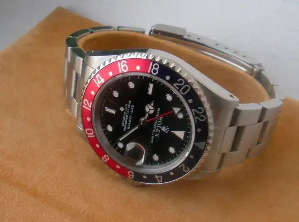 Rolex-GMT-Master-16700-Pepsi-142.webp