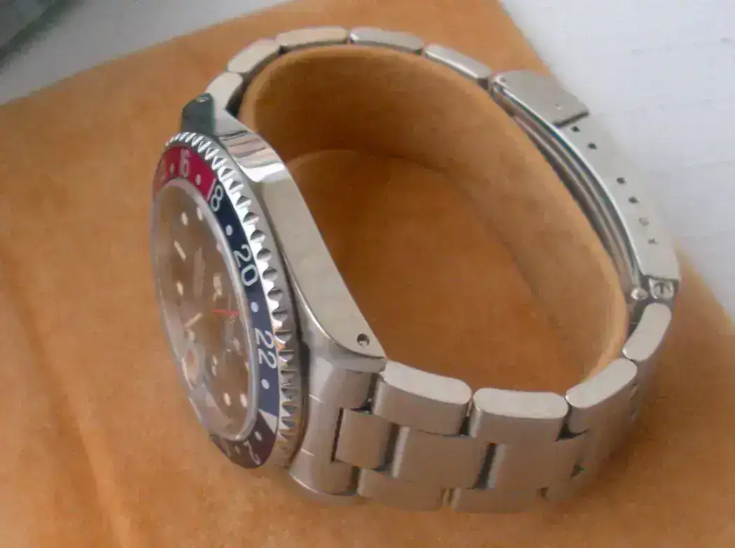 Rolex-GMT-Master-16700-Pepsi-143.webp