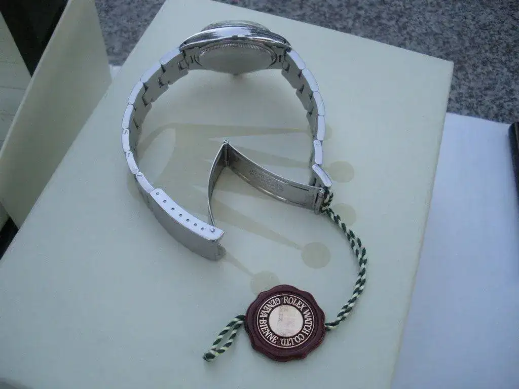 Rolex-Oyster-Perpetual-Date-ref.-15000-05.webp
