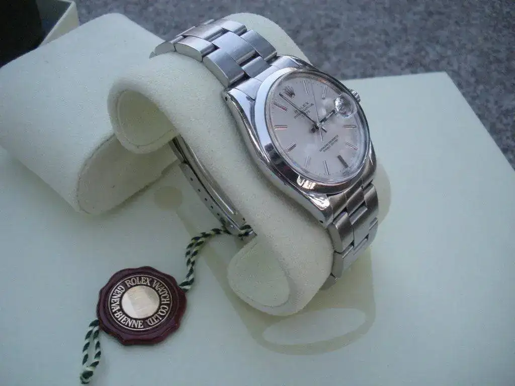 Rolex-Oyster-Perpetual-Date-ref.-15000-08.webp