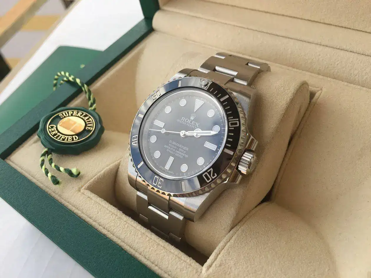 rolex-submariner-114060-1250px-01.webp