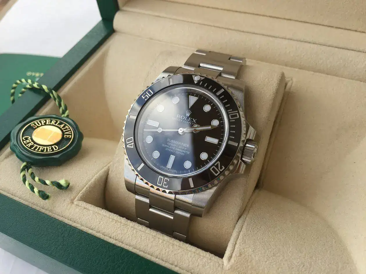 rolex-submariner-114060-1250px-03.webp