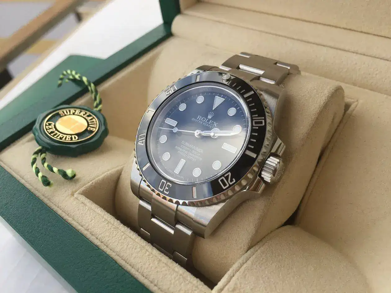 rolex-submariner-114060-1250px-04.webp