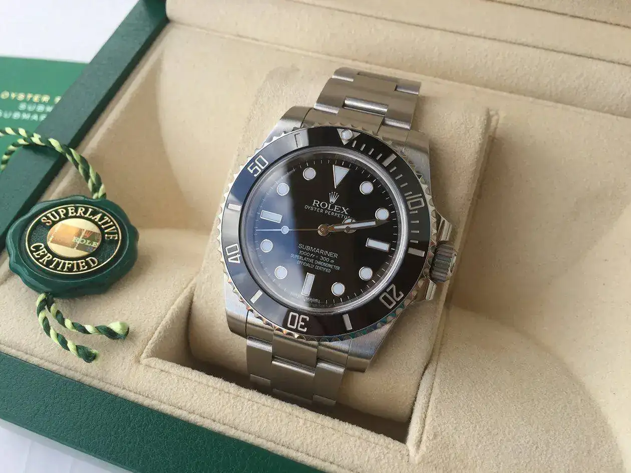 rolex-submariner-114060-1250px-05.webp