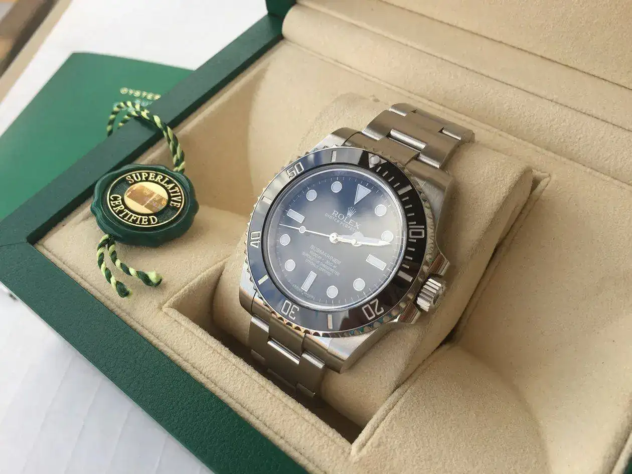 rolex-submariner-114060-1250px-06.webp