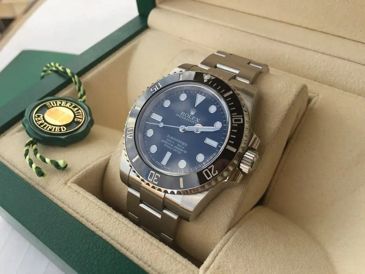 rolex-submariner-114060-1250px-07.webp