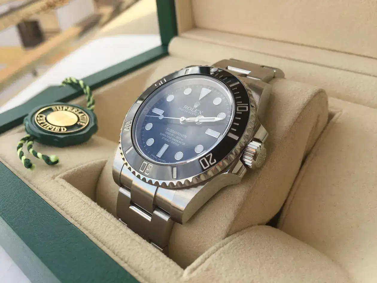 rolex-submariner-114060-1250px-08.webp