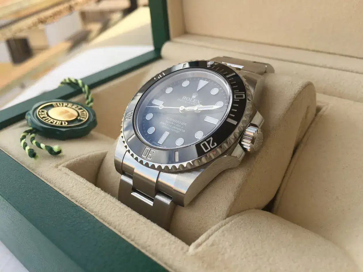 rolex-submariner-114060-1250px-09.webp