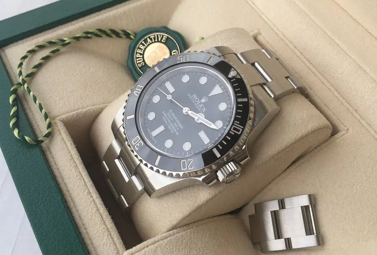 rolex-submariner-114060-1250px-10.webp