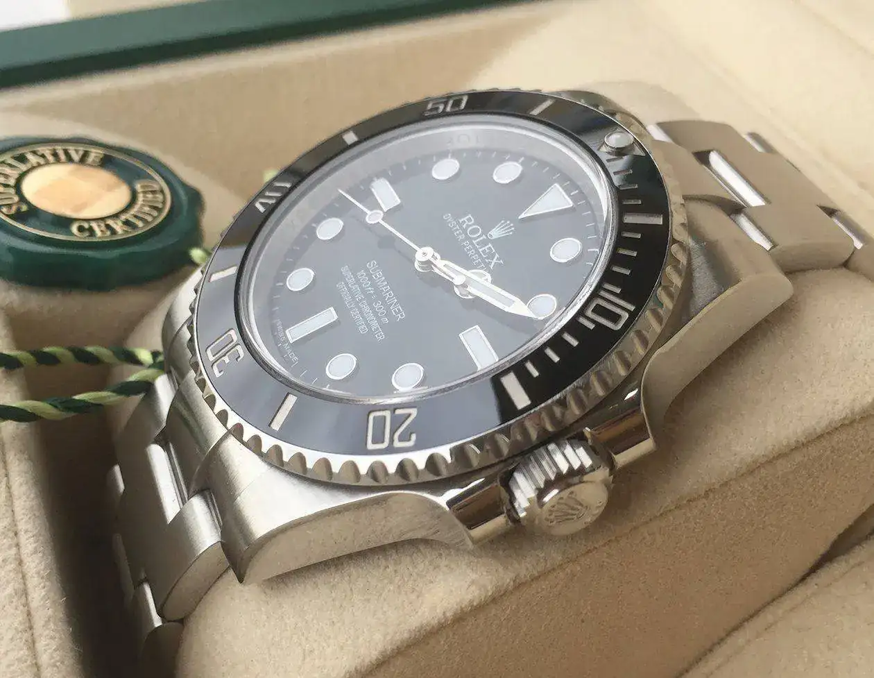 rolex-submariner-114060-1250px-11.webp