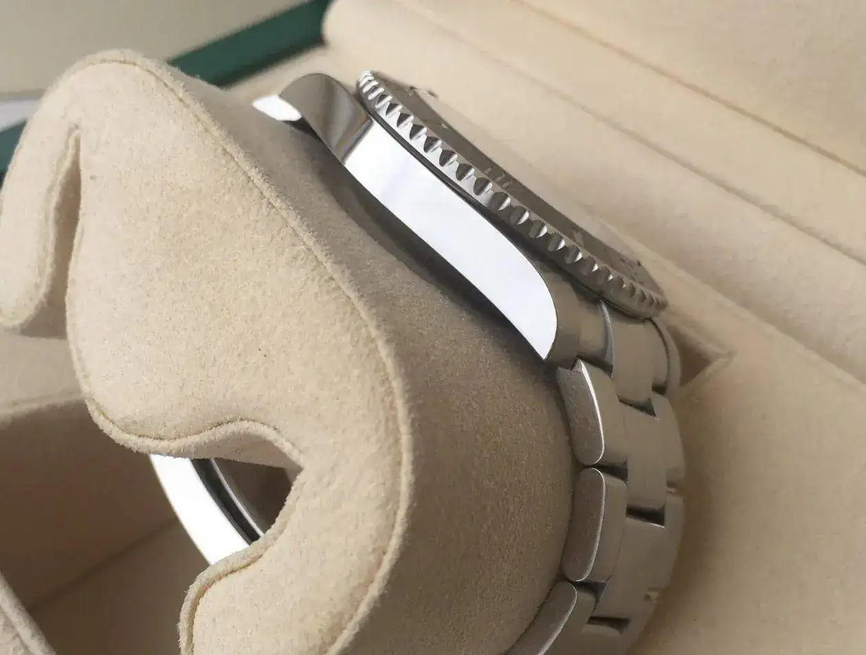 rolex-submariner-114060-1250px-19.webp