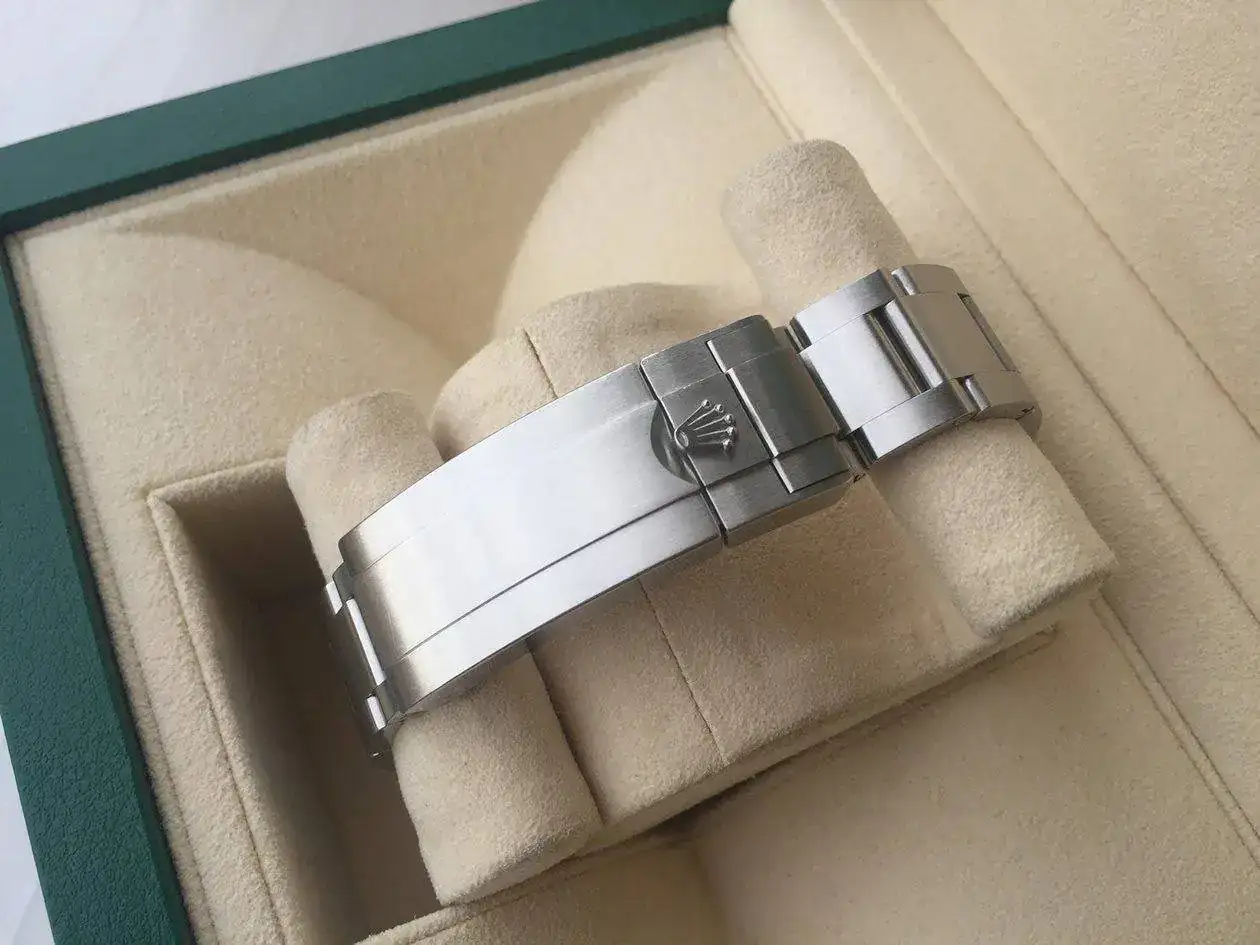 rolex-submariner-114060-1250px-65.webp