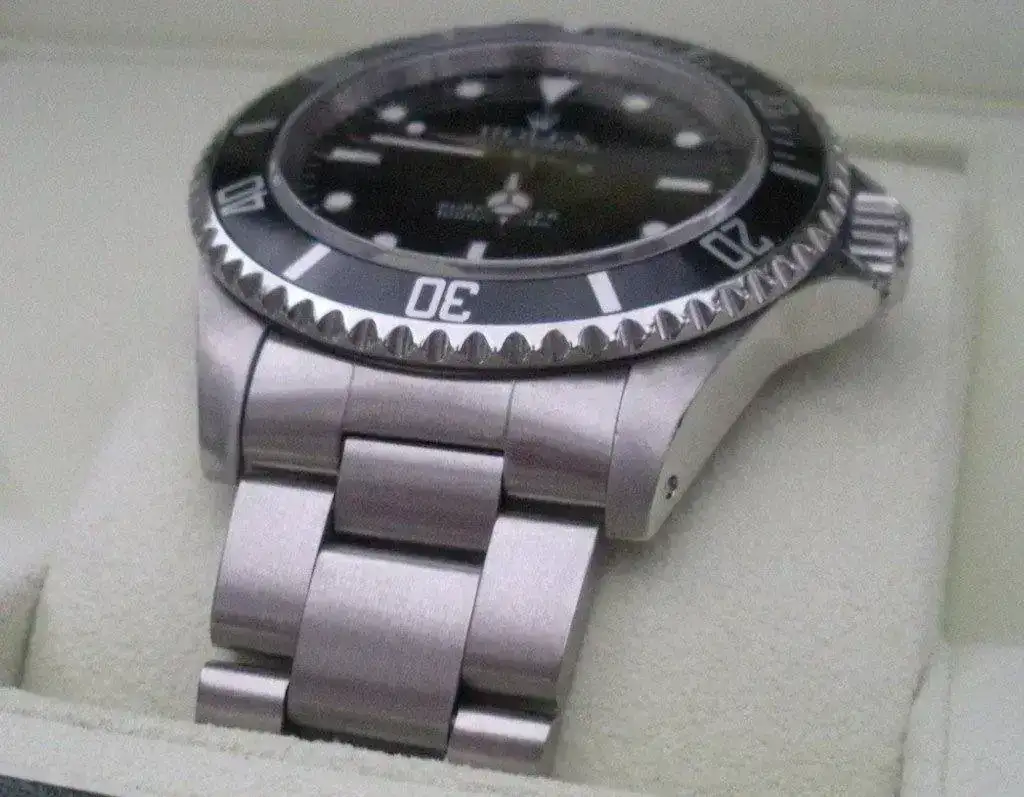 Rolex-Submariner-14060-Serie-W-01.webp