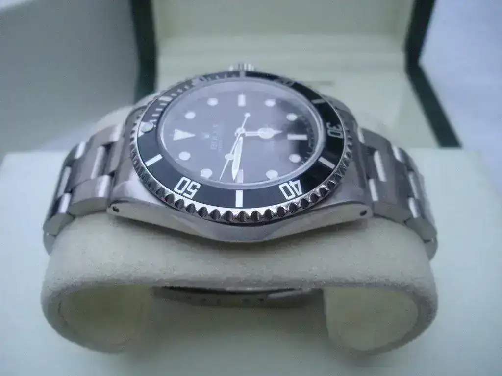 Rolex-Submariner-14060-Serie-W-44.webp