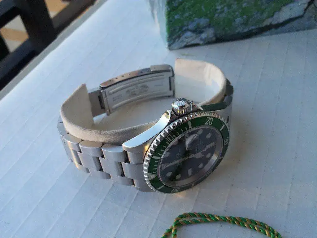 Rolex-Submariner-16610LV-Serie-F-2003-Mark-I-02.webp