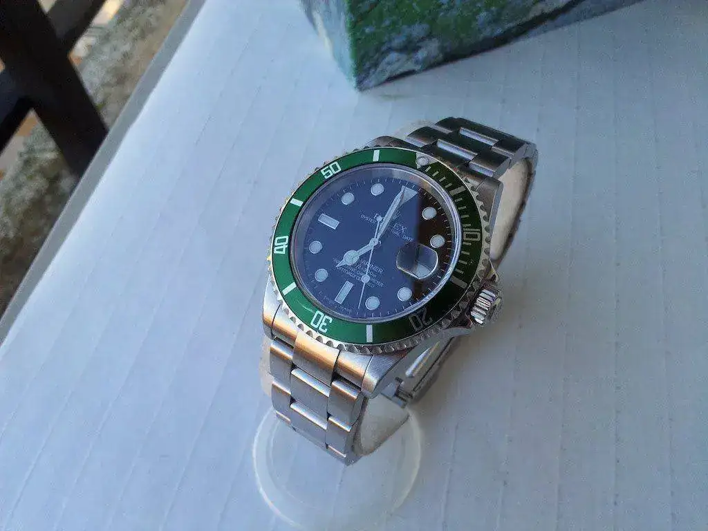 Rolex-Submariner-16610LV-Serie-F-2003-Mark-I-04.webp