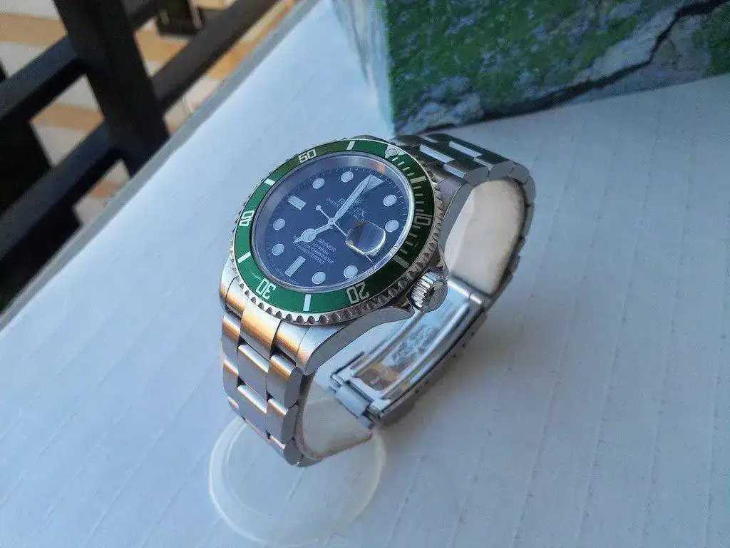Rolex-Submariner-16610LV-Serie-F-2003-Mark-I-05.webp
