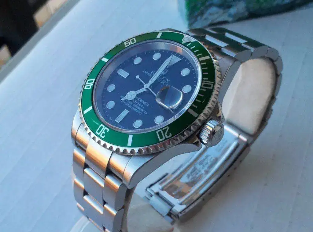 Rolex-Submariner-16610LV-Serie-F-2003-Mark-I-19.webp
