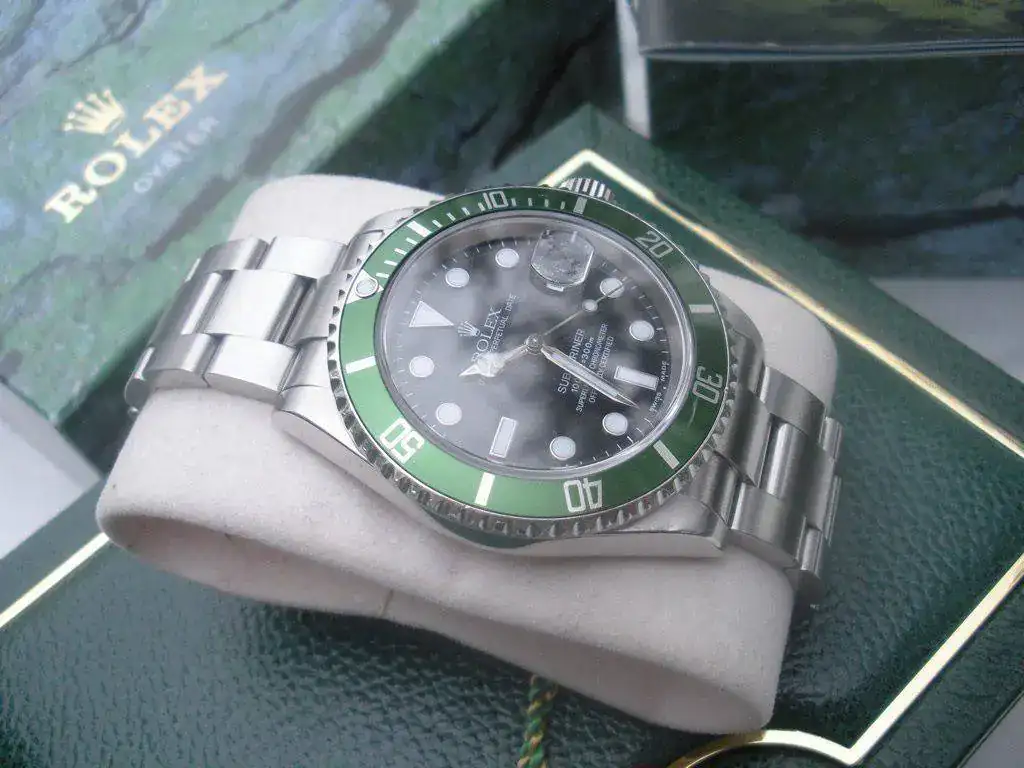 Rolex-Submariner-16610LV-Serie-F-2003-Mark-I-28.webp