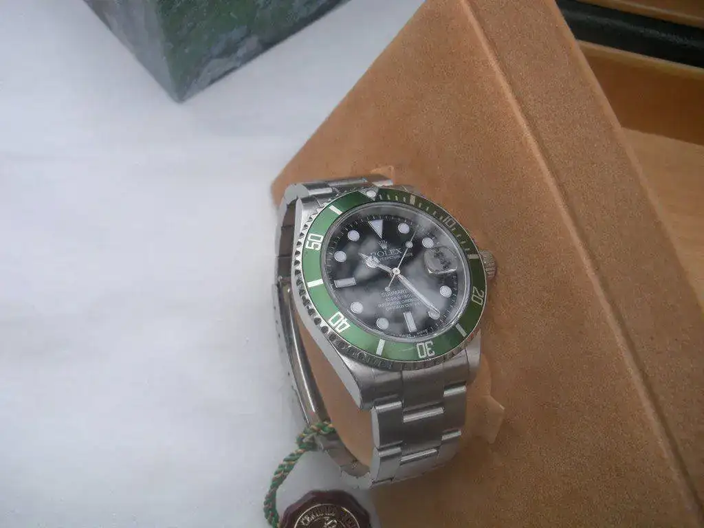 Rolex-Submariner-16610LV-Serie-F-2003-Mark-I-52.webp