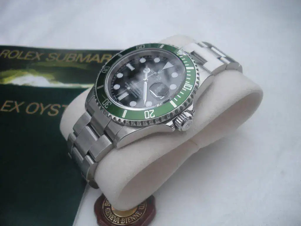 Rolex-Submariner-16610LV-Serie-F-2003-Mark-I-66.webp