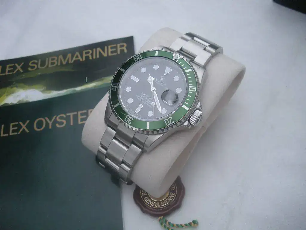 Rolex-Submariner-16610LV-Serie-F-2003-Mark-I-67.webp