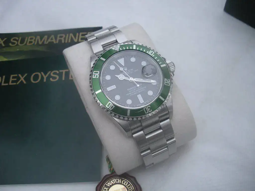 Rolex-Submariner-16610LV-Serie-F-2003-Mark-I-72.webp