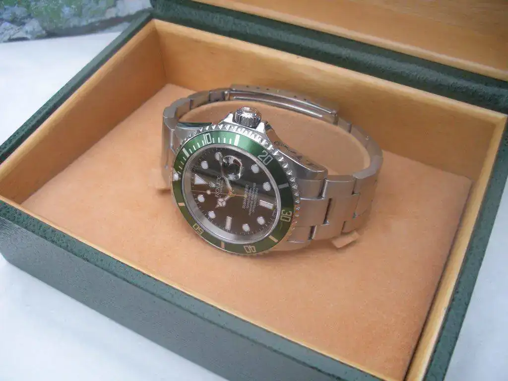 Rolex-Submariner-16610LV-Serie-F-2003-Mark-I-95.webp